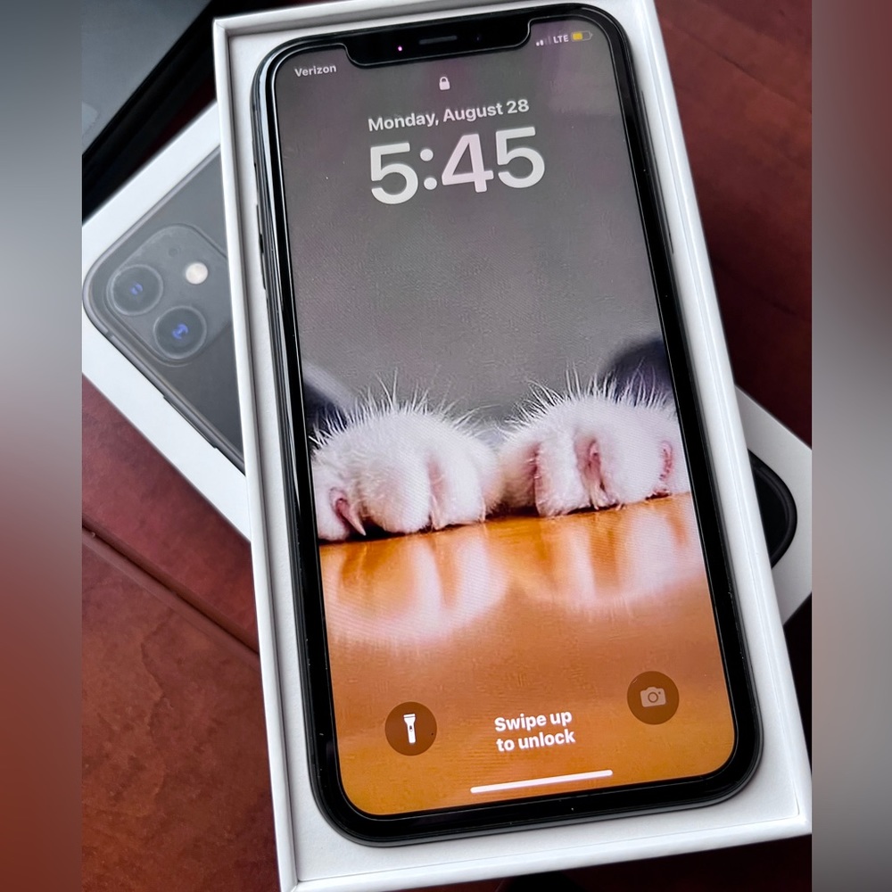 iPhone 11 in original box - used